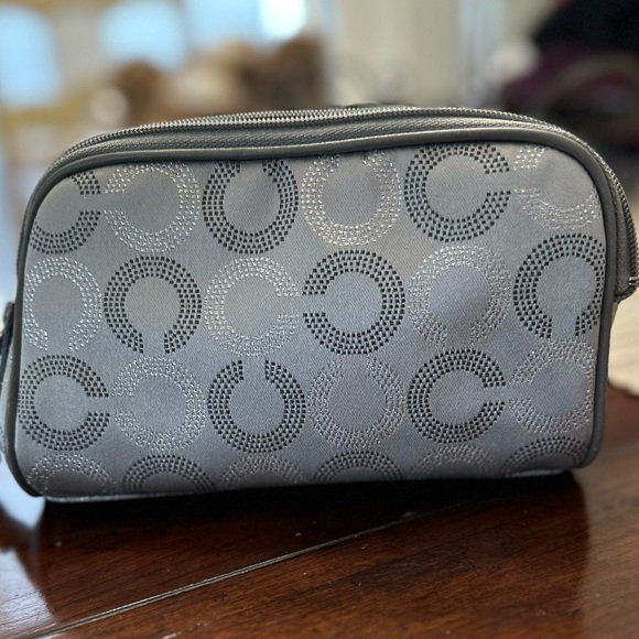 Coach makeup bag - Picture 3 of 3